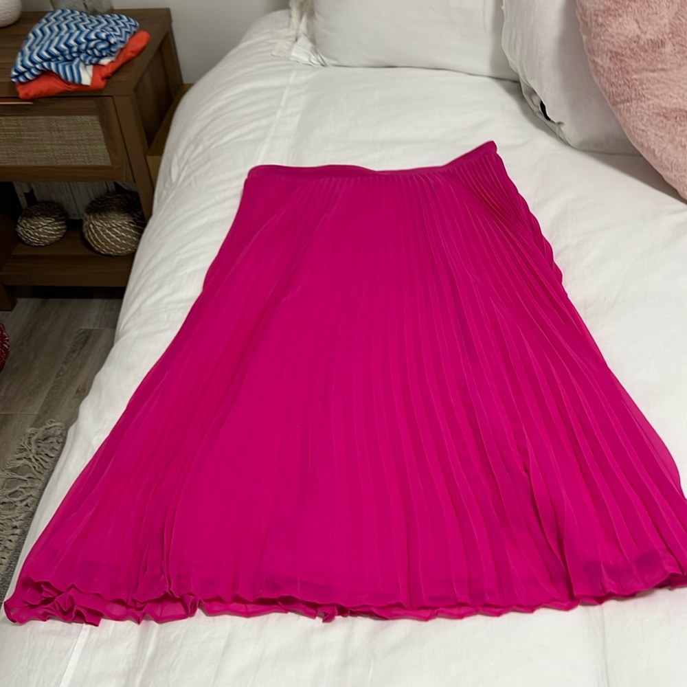 Ann Taylor fuchsia pleated & lined midi skirt w/side zip Size 12P